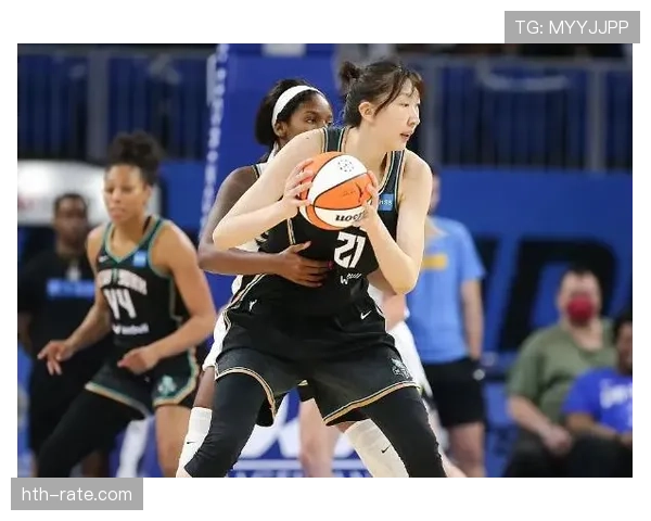 韩旭赛后一换装就成派对主角，随手那只包比我一个月工资还离谱